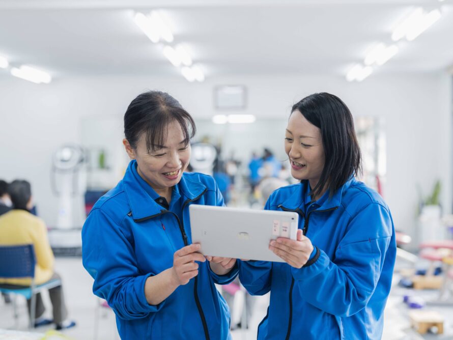 スタッフ同士が協力し合いながら働く介護スタッフ