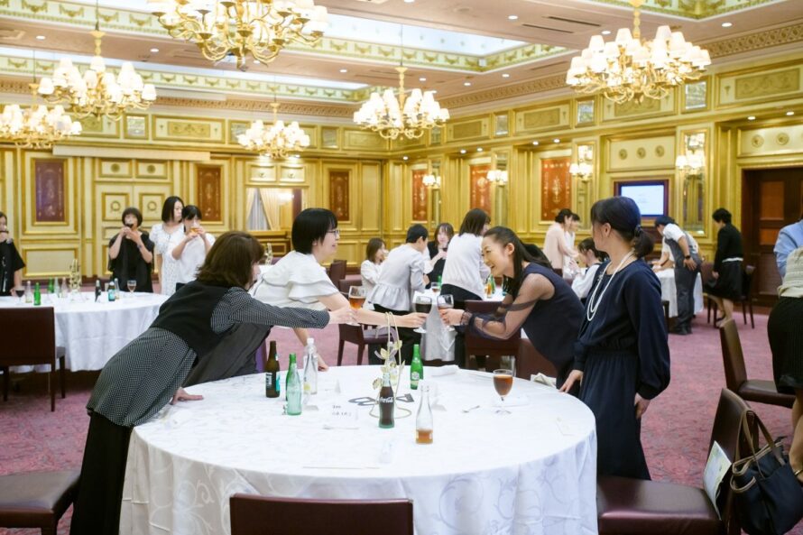 部署を越えて交流するスタッフの懇親会の様子