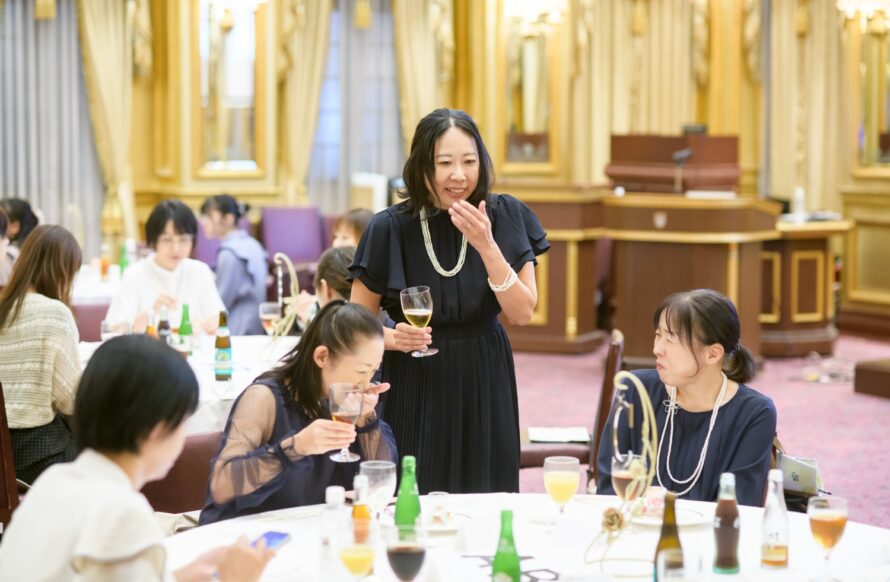 懇親会で笑顔で談笑する社員たち