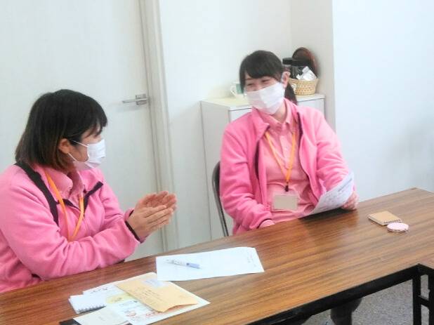 介護職の女性スタッフ二人が職場で会話し、安心して働けるチームの雰囲気が伝わる様子