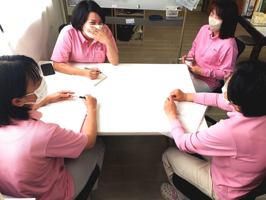 スタッフ同士で相談する訪問介護チーム