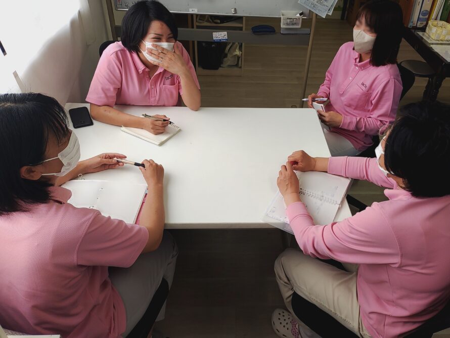 スタッフ同士が相談し合う様子