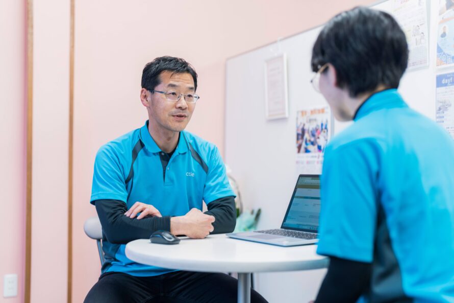 介護職スタッフと上司が落ち着いた雰囲気で面談をしている様子