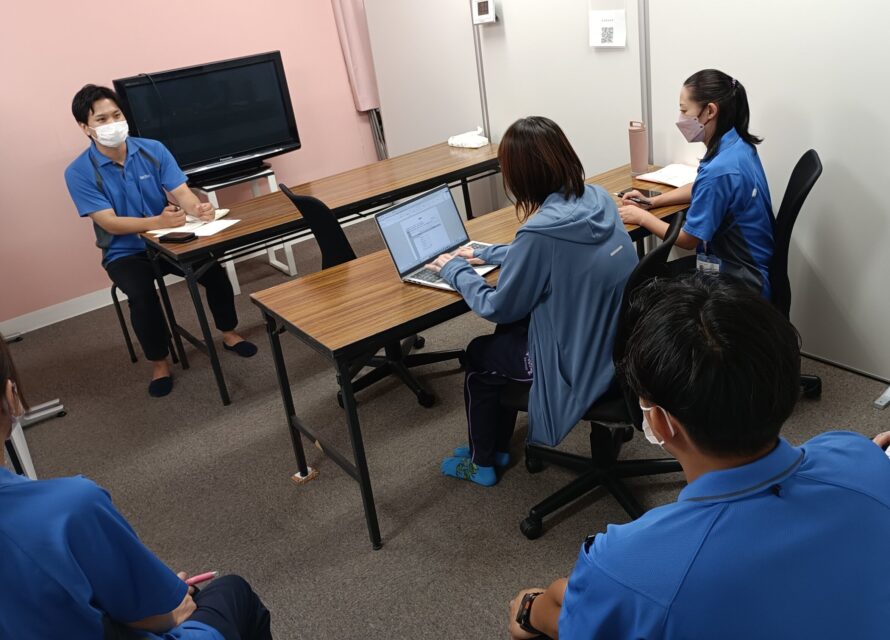 介護・医療スタッフが複数人で研修を受けている育成風景