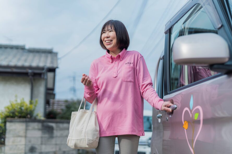 笑顔で仕事をする介護スタッフ