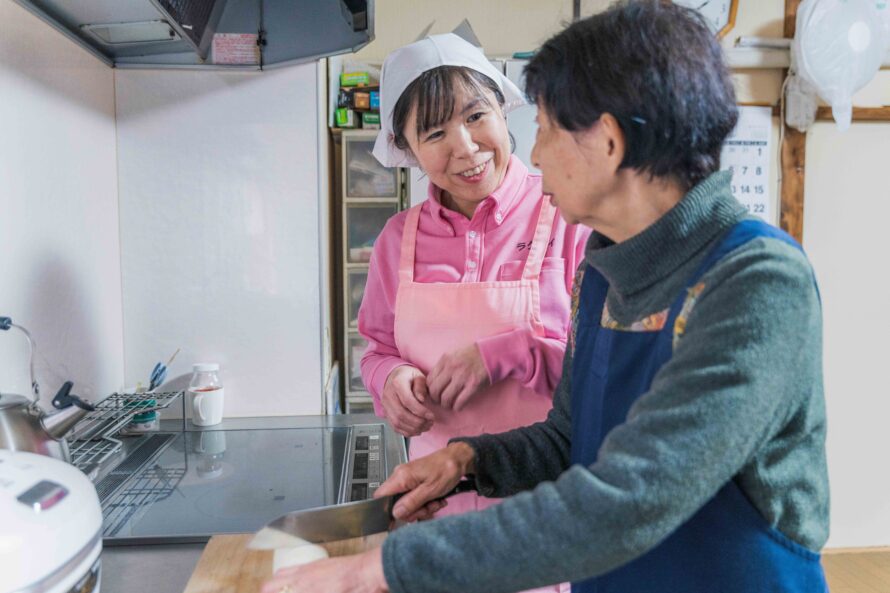 お客様と会話しながら支援するホームヘルパー