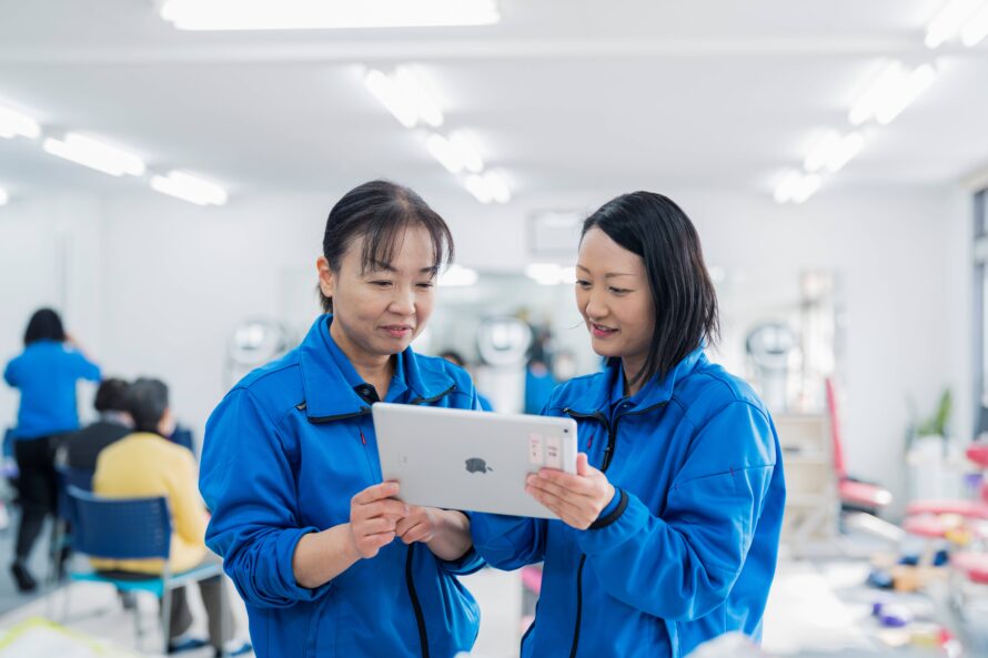 スタッフ同士で話し合う生活相談員