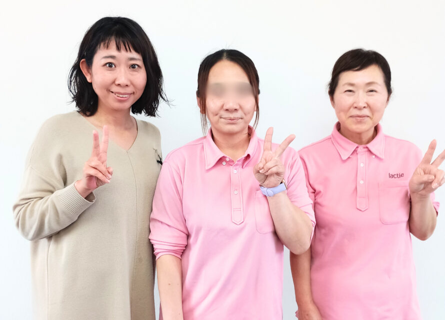 社長と先輩と並ぶスタッフの笑顔写真