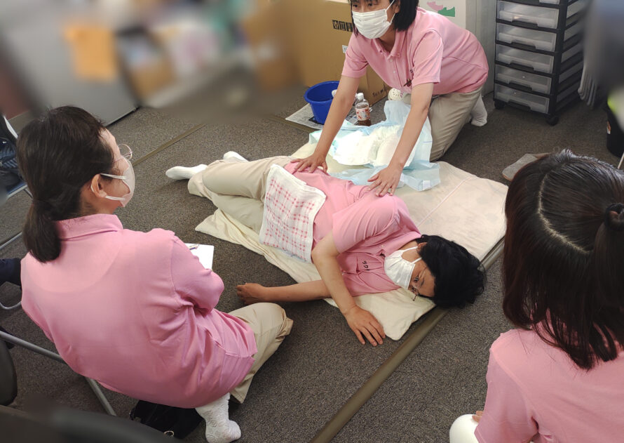 先輩から身体介護を学ぶ様子